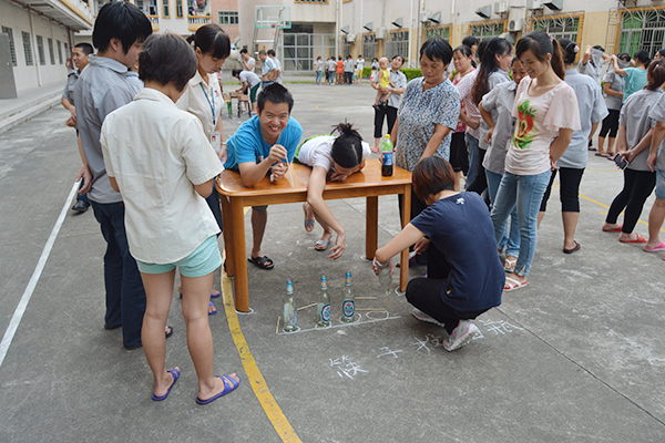 中秋游園(筷子投酒瓶)